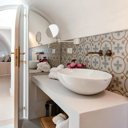 Masseria Profilo 8, Emma Βίλα *